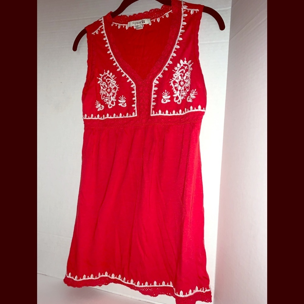 3/20🌟Forever 21 red sleeveless embroidered top size small